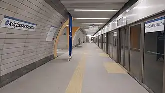 Un quai de la station Küçükbakkalköy, en 2023.