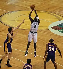 Garnett tire en extension lors du deuxième match de la série.