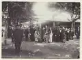 Le sultan Hamengkubuwono VII et le résident néerlandais C. M. Ketting Olivier lors d'une cérémonie religieuse, vers 1894.