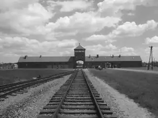 Une des entrées du camp de concentration et d'extermination d'Auschwitz.