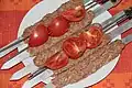 Kabab koubideh fait maison avant cuisson.