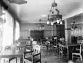Exemple de Kaffistova ou café associatif avec meubles sculptés.