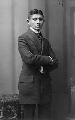 Une photo en noir et blanc d'un homme en costume.