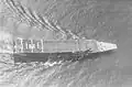 Le Kaga conduit des operations aériennes en 1930. On aperçoit sur le pont d'envol supérieur des bombardiers Mitsubishi B1M et sur le pont d'envol inférieur des chasseurs Nakajima A1N.