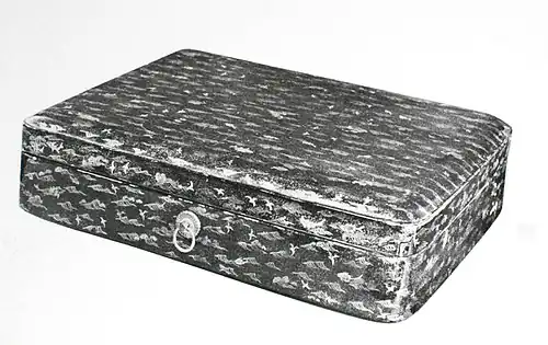 Boîte, v. 900. Décor en maki-e: animaux marins (poissons, oiseaux, tortues) en or, et vagues en argent. L. 39 cm. Kyoto, Tō-ji.