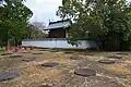 Fondations de la salle de réunion et l'Ichioka-jinja qui est situé sur le site du kondō.