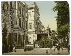Vue de l'hôtel de côté.
