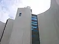 Les murs en contre-plongée.