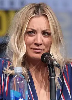 Portrait d'une jeune femme blonde vue de face.