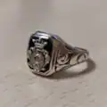 Une chevalière aux armoiries polonaises de Nałęcz en argent sur héliotrope, fabriquée au XIXe&nbsp;siècle dans l'Empire russe.