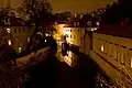 La Čertovka la nuit. L'Île Kampa est sur la gauche.