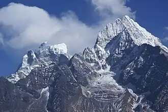 Vue du Kangtega (à gauche) et du Thamserku (à droite).