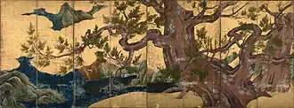 Photo couleur d'un paravent peint de huit sections. Sur un fond doré représentant une nappe de nuages et des îlots rocheux dans une étendue d'eau, un arbre massif déploie ses branches noueuses et peu feuillues.