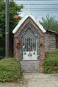 La chapelle de la Famille Sacré avec une dalle de L'Hoeve Laer