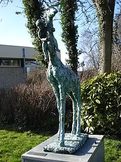 Kapelle, statue 'Dikkertje Dap' d'après le roman d'Annie M.G. Schmidt devant la bibliothèque