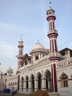 La grande mosquée de Karikal est une bâtisse d'influence moghole voire indo-sarracénique.
