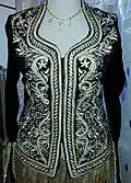 Une veste d'un Karakou en velours.