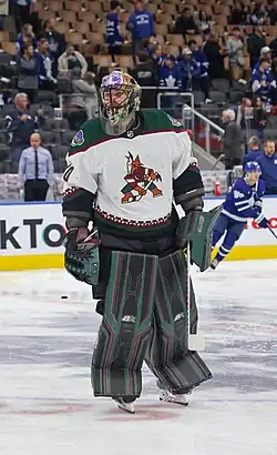 Description de l'image Karel Vejmelka playing with the Coyotes in 2022 (Quintin Soloviev).jpg.