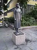 Statue de Karin Boye par Peter Linde&nbsp;(sv) à l'entrée de la bibliothèque municipale de Göteborg.