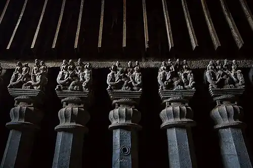 Série de chapiteaux.