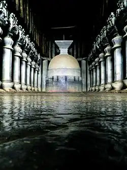 Nef centrale du chaitya de Karla (Maharasthtra). Au fond, le stûpa.