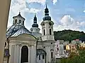 Pohled od východu, vpravo je vidět prosklený výduch vřídla