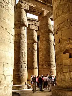 Colonne campaniforme à chapiteau fermé. Bas-côté. temple d'Amon-Rê à Karnak. 19e&nbsp;dyn., Ramsès&nbsp;II.