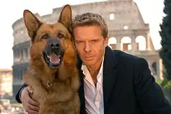 Kaspar Capparoni avec Rex à Rome. Il joue le rôle du 1er commissaire de Rome, Lorenzo Fabbri.