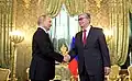 Kassym-Jomart Tokaïev, président kazakh depuis avril 2019, rencontre son homologue russe Vladimir Poutine cette même année.