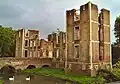 Vue du château avec son fossé inondé