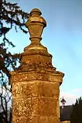 Vase décoratif du XVIIIe&nbsp;siècle sur l'ancien pont-levis