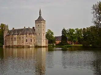 *Le château de Horst, dont l'histoire remonte au XIIIe&nbsp;siècle, témoin de l'origine des premiers seigneurs qui sont les Lantwyck, alliés aux Muyser à maintes reprises, ce qui leur a valu d'adjoindre leurs noms par Arrêté Royal du 14 déc. 1990.