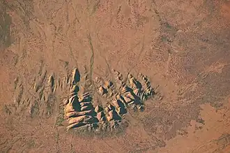 Vue des Kata Tjuṯa/monts Olga depuis la Station spatiale internationale.
