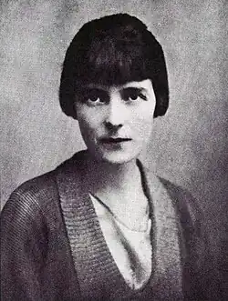 Une photographie noir et blanc d'une jeune femme blanche à la coupe au carré.