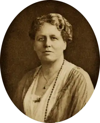 Photographie sépia d'une femme portant un collier.