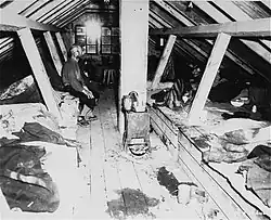 À l'intérieur d'une hutte en terre, où les prisonniers devaient dormir. Celui-ci, situé à Kaufering IV – Hurlach.