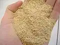 Kava sec réduit en poudre avant consommation.