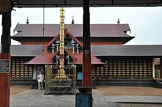 Porte Est, Temple principal de Vishnu à Kaviyoor. Toit : plaques de cuivre, XVIe&nbsp;siècle ?