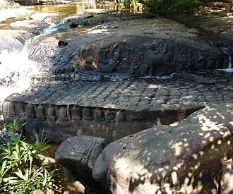 Rivière aux mille linga : Kbal Spean, sur les pentes du mont Kulen. Vishnu sommeillant sur Ananta et Brahma sur le lotus. Krishna et Parvati sur le taureau Nandin. XIe&nbsp;siècle