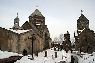 Le monastère de Ketcharis (de gauche à droite : gavit, Sourp Grigor, Sourp Nshan, Katoghike).