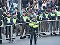Officiers PTU derrière des barricades.
