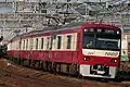 La formation a 8 voitures du lot 19 (27 octobre 2020 entre la gare de Kanazawa Bunko et la gare de Kanazawa Hakkei)