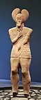 Statue du Guerrier de Glauberg, en grès rougeâtre, de 1,86 mètre. Elle a été retrouvée en relation avec un tumulus de type princier, au sein de la nécropole de Glauberg, en Hesse. Fin du Ve siècle av. J.-C.