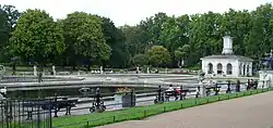Le Jardin Italien ; les fontaines étant alimentées par la rivière Westbourne, elles ne fonctionnent pas lorsque la pluviométrie est insuffisante.