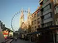 Les forains ont fait le maximum pour satisfaire tous les goûts... de la grande roue aux chevaux de bois... Kermesse d'Ostende avec sur l'arrière plan la SS. Pierre et Paul. Éd. Glénat p.&nbsp;27.