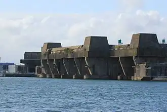 Entrées des alvéoles de Keroman III, vues depuis la rade.