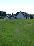 Kessel, anciennes maisons en contrebas de la digue.