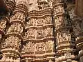 Khajuraho (Xe&nbsp;siècle). Temple de Lakshmana, faces externes des murs de liaison entre le déambulatoire et la salle du sanctuaire