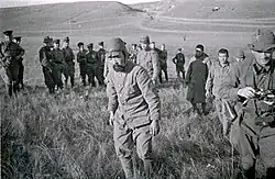 Prisoniers japonais avec l'air abattu.