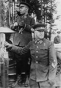 Photo en noir et blanc de deux militaires.